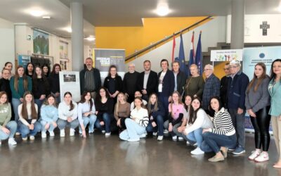 U Glini otvorena izložba „Rastemo zajedno“ posvećena volontiranju